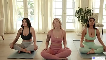 Lesbo yoga class - Kali Roses, Violet Myers, Carolina Cortez